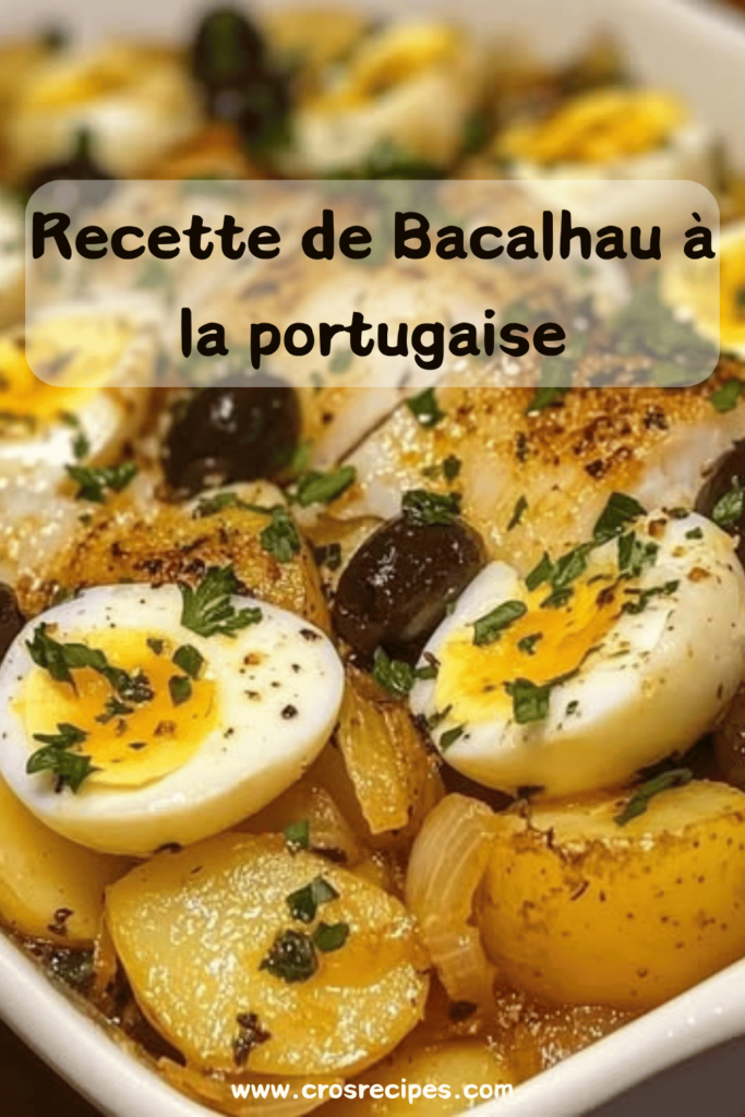 Plat traditionnel portugais de Bacalhau à la portugaise, composé de morue émiettée, pommes de terre en rondelles, œufs durs, olives noires et persil frais, servi dans un plat à gratin doré au four.