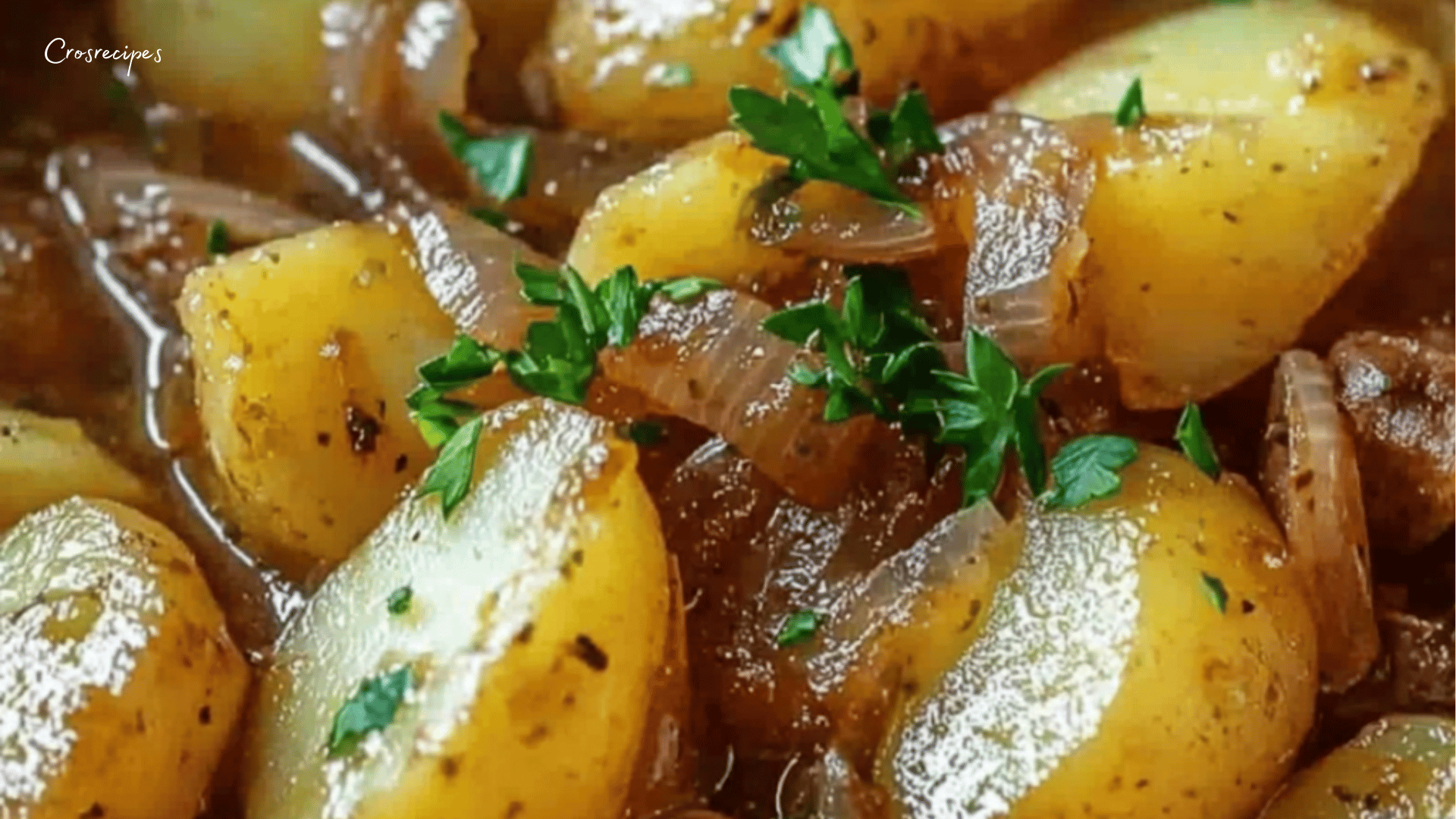 Un ragoût de pommes de terre à l’ancienne servi dans une cocotte en fonte, avec des morceaux de pommes de terre fondantes, des carottes, des lardons fumés et une sauce onctueuse, parsemé de persil frais.