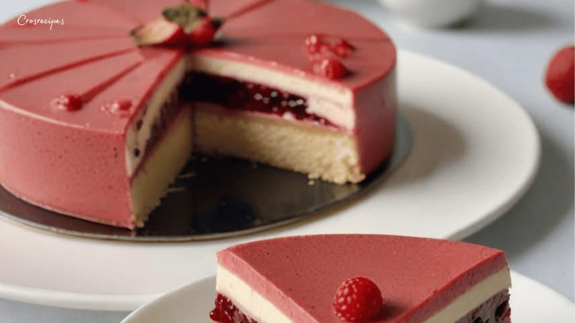 Un entremets aux fruits rouges élégant composé de trois couches : un biscuit moelleux, une mousse onctueuse aux fruits rouges et un miroir brillant, décoré avec des fraises, framboises et myrtilles fraîches.