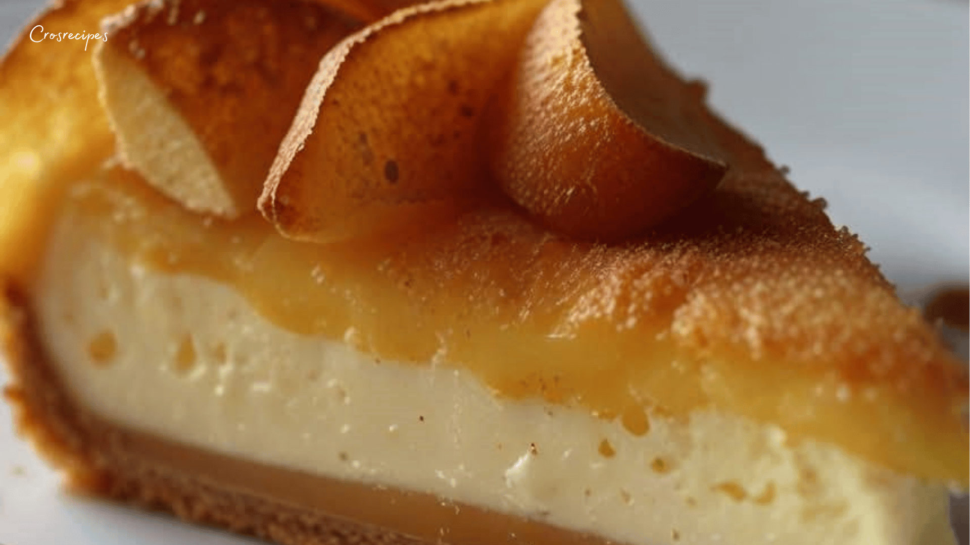 Gâteau fondant aux pommes et mascarpone, doré et moelleux, avec des morceaux de pommes fondants, présenté sur une assiette.