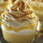 Verrines citron meringuées avec une meringue dorée et des biscuits croustillants, servies dans des verres élégants.