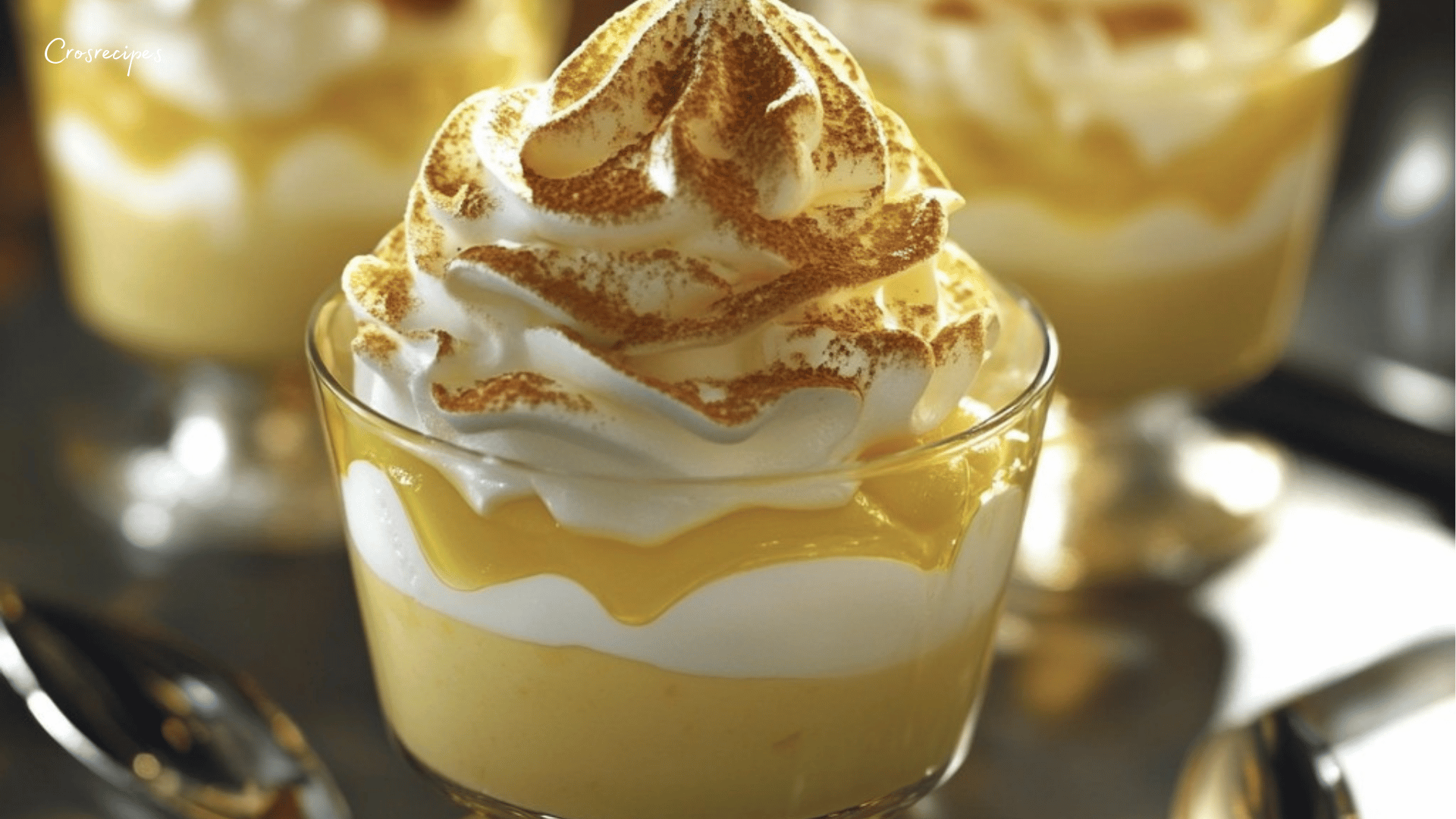 Verrines citron meringuées avec une meringue dorée et des biscuits croustillants, servies dans des verres élégants.