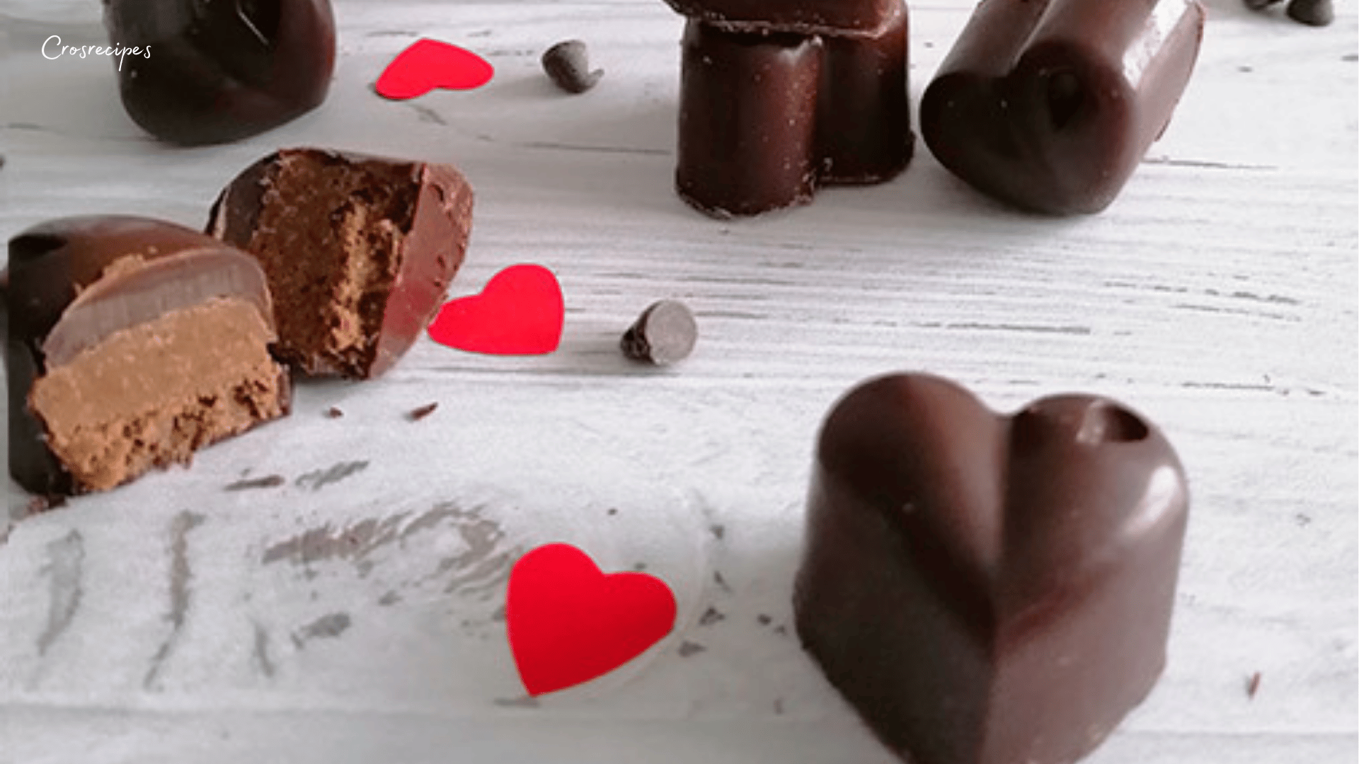 Chocolats cœur praliné maison avec une garniture fondante au praliné et une coque croquante en chocolat.