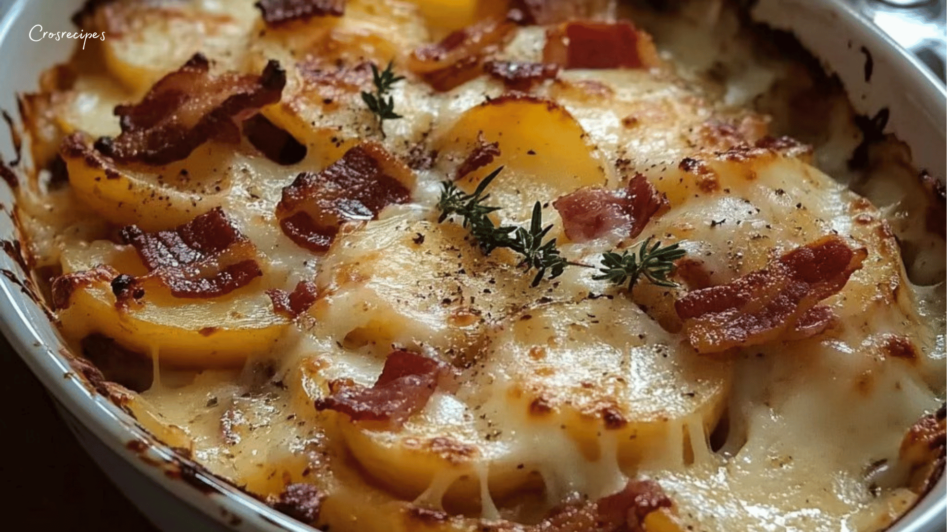 Plat de tartiflette gratinée avec reblochon fondant, lardons et pommes de terre, servi dans un plat en terre cuite.