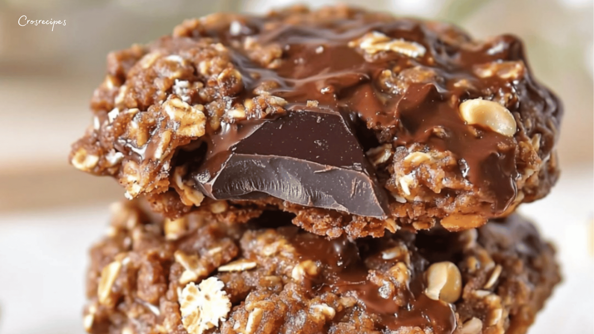 Gros plan sur des cookies moelleux aux pépites de chocolat, dorés et légèrement fondants, disposés sur une assiette avec quelques morceaux de chocolat fondu.