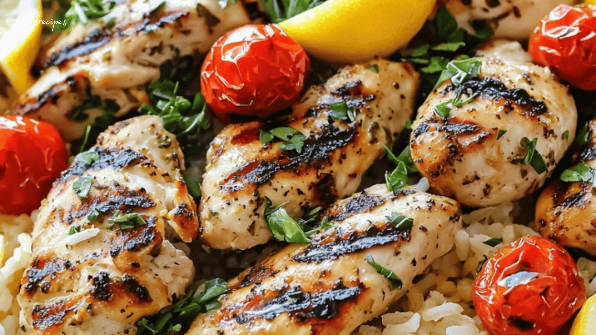 Poulet grillé doré accompagné d’un riz crémeux au citron, parsemé de feta et d’herbes fraîches, servi dans une assiette méditerranéenne.