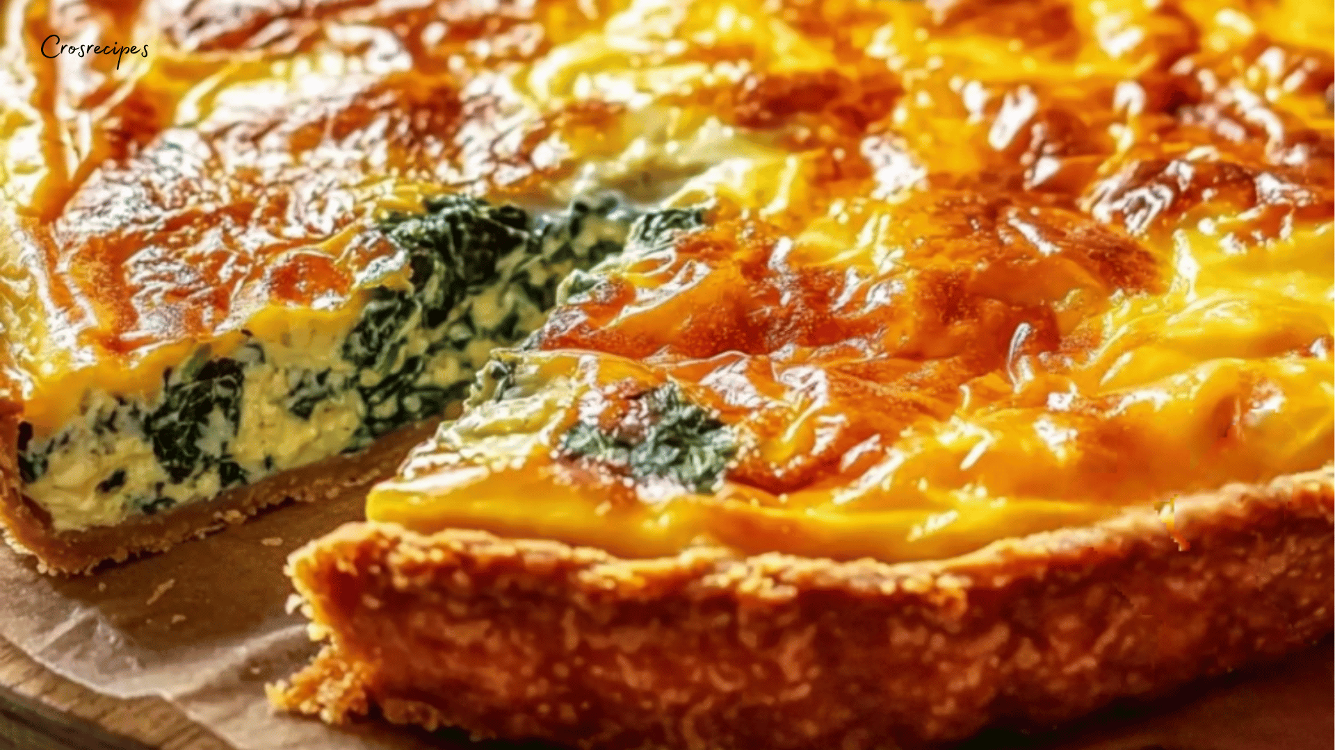 Quiche dorée au Boursin, épinards et saumon fumé, servie en parts sur une assiette avec une salade verte.