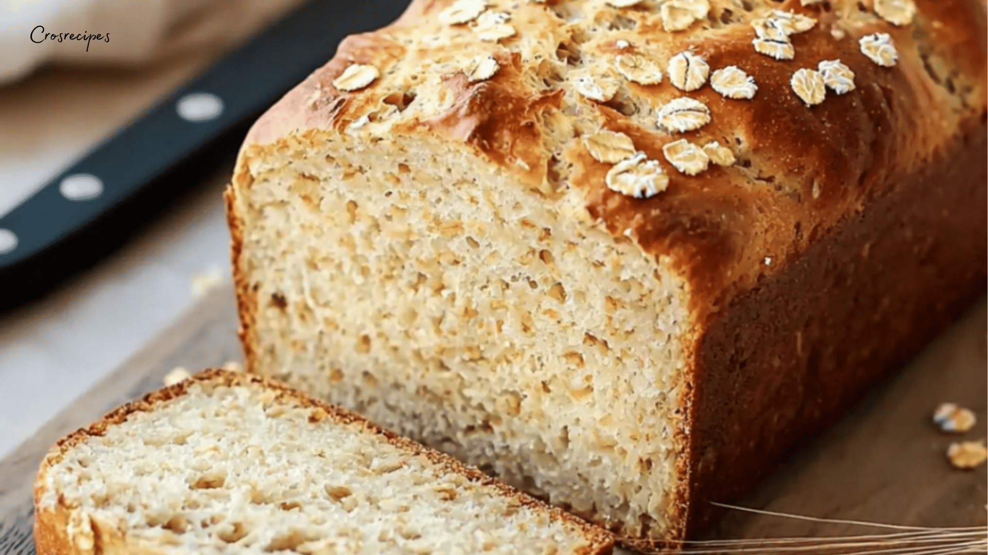 Pain moelleux à l’avoine, parsemé de noix et de graines, tranché et servi avec du miel et des fruits.