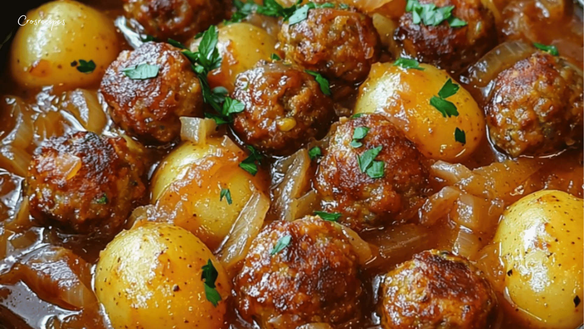 Ragoût de pommes de terre et boulettes de viande mijoté dans une sauce tomate parfumée, servi avec du persil frais.