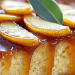 Gâteau renversé aux poires caramélisées, avec une pâte dorée aux noisettes, servi sur un plat avec un filet de caramel au beurre salé et des éclats de noisettes grillées.