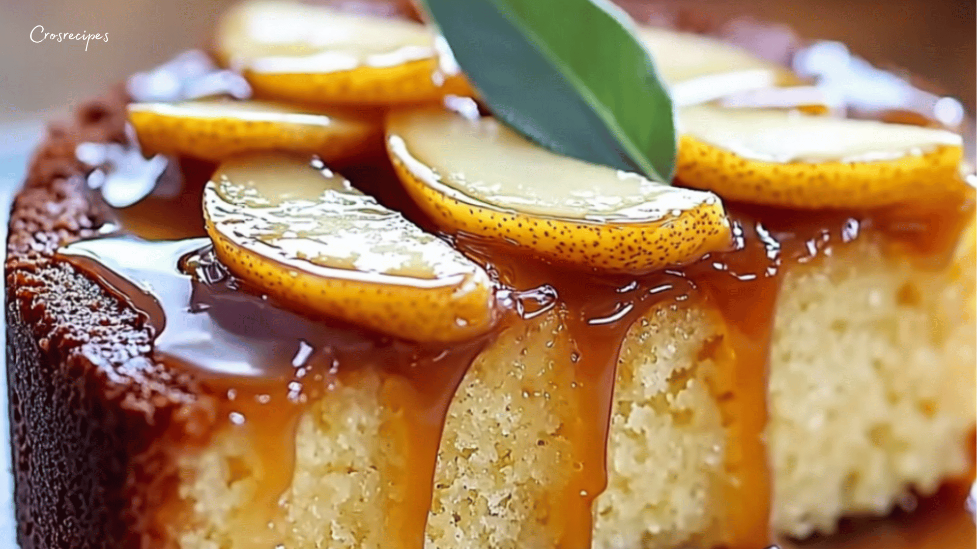 Gâteau renversé aux poires caramélisées, avec une pâte dorée aux noisettes, servi sur un plat avec un filet de caramel au beurre salé et des éclats de noisettes grillées.