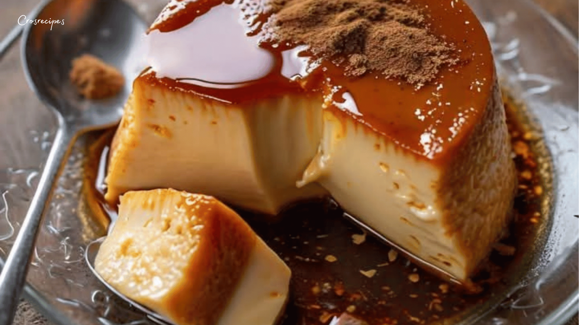 Flan au lait concentré doré et crémeux, servi sur une assiette avec un filet de caramel.