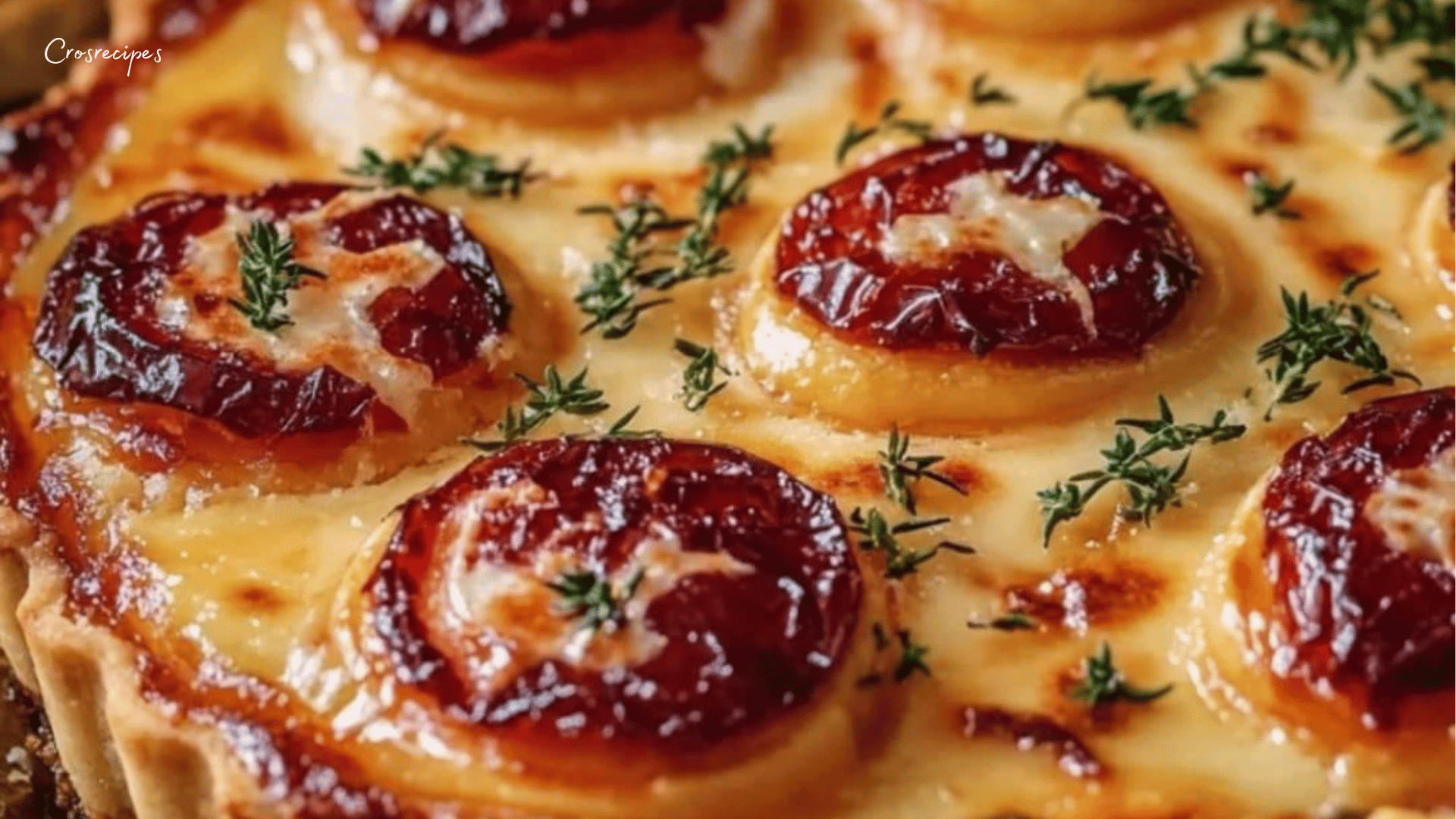 Tarte au Maroilles dorée et fondante, servie sur une assiette avec une salade verte.