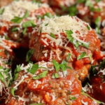 Boulettes à l’italienne servies avec une sauce tomate onctueuse et garnies de parmesan râpé.