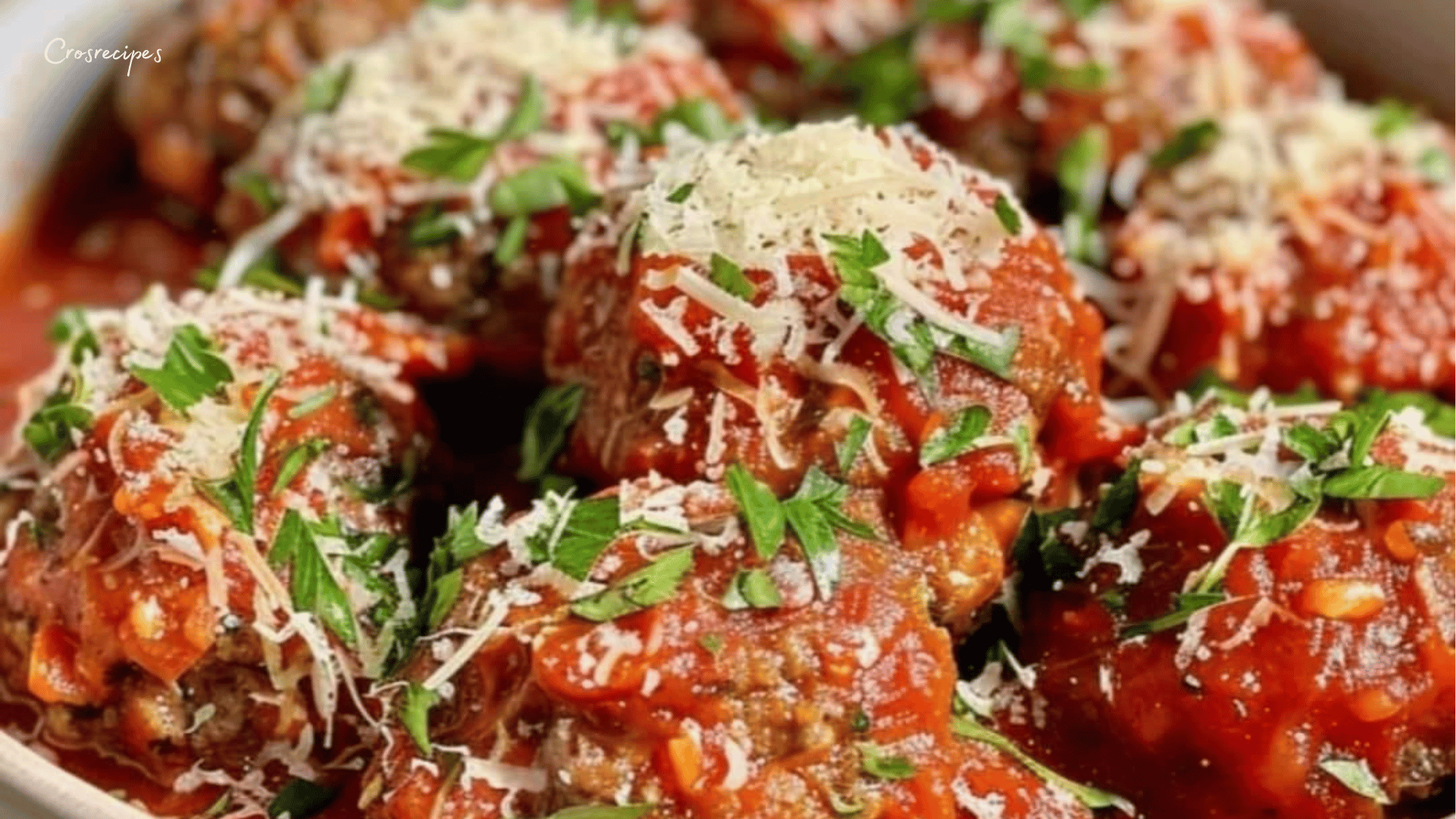 Boulettes à l’italienne servies avec une sauce tomate onctueuse et garnies de parmesan râpé.