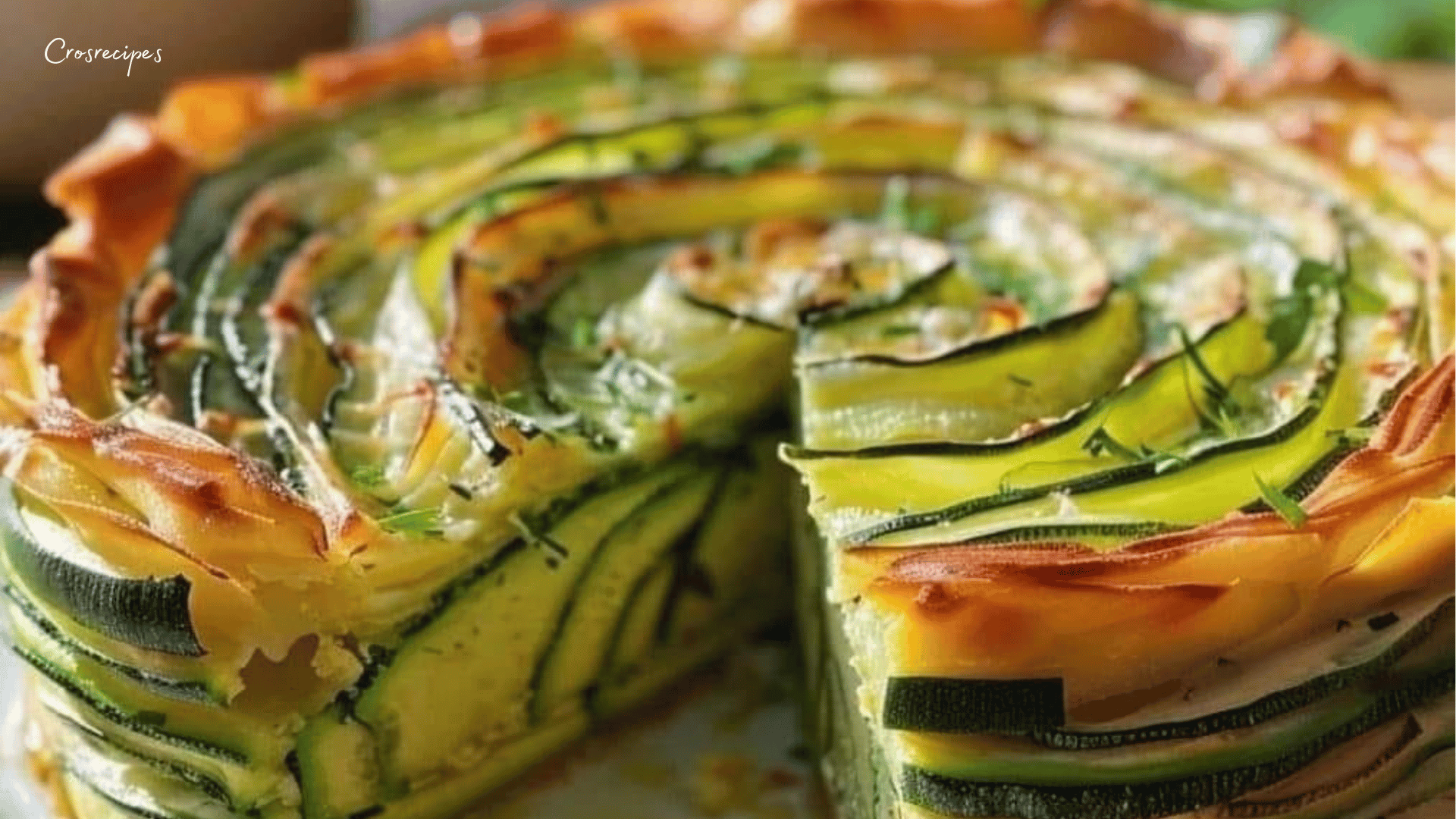 Gâteau invisible aux courgettes, doré et fondant, coupé en parts et servi sur une assiette.