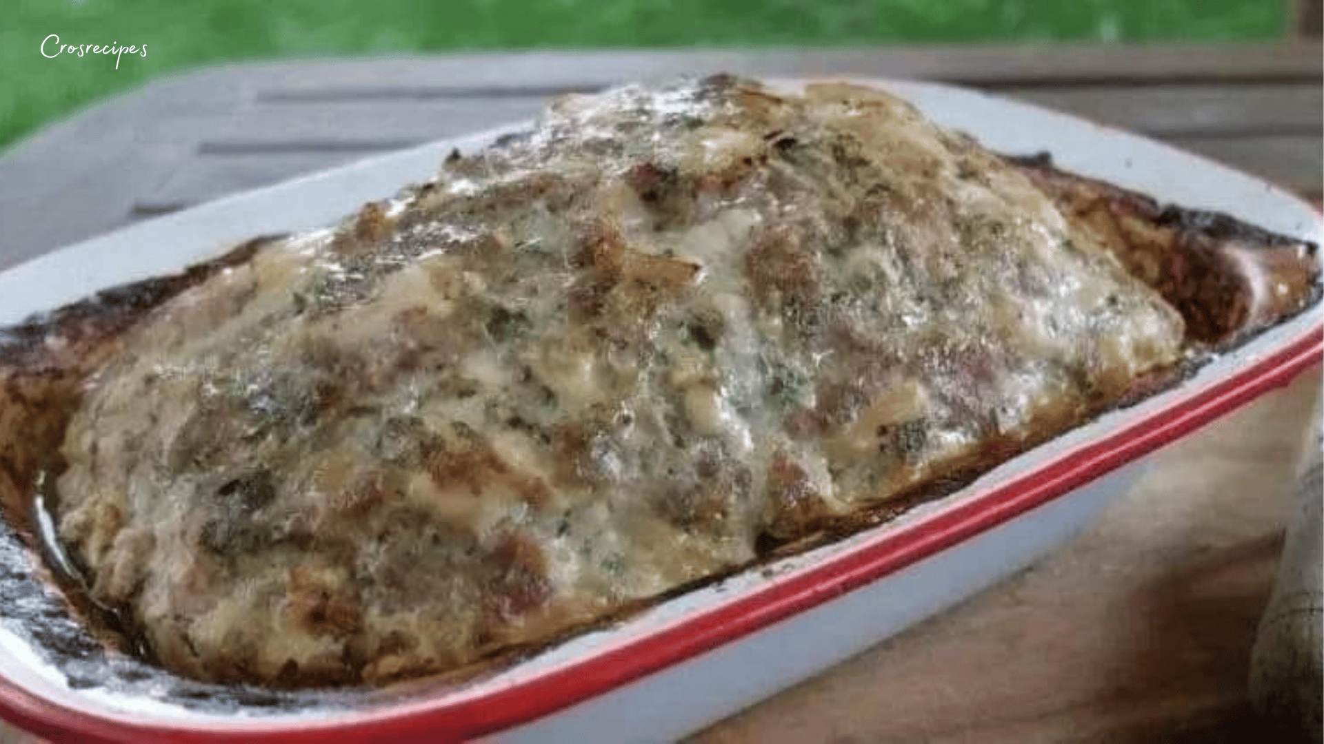 Terrine de campagne maison servie en tranches avec du pain grillé et des cornichons.