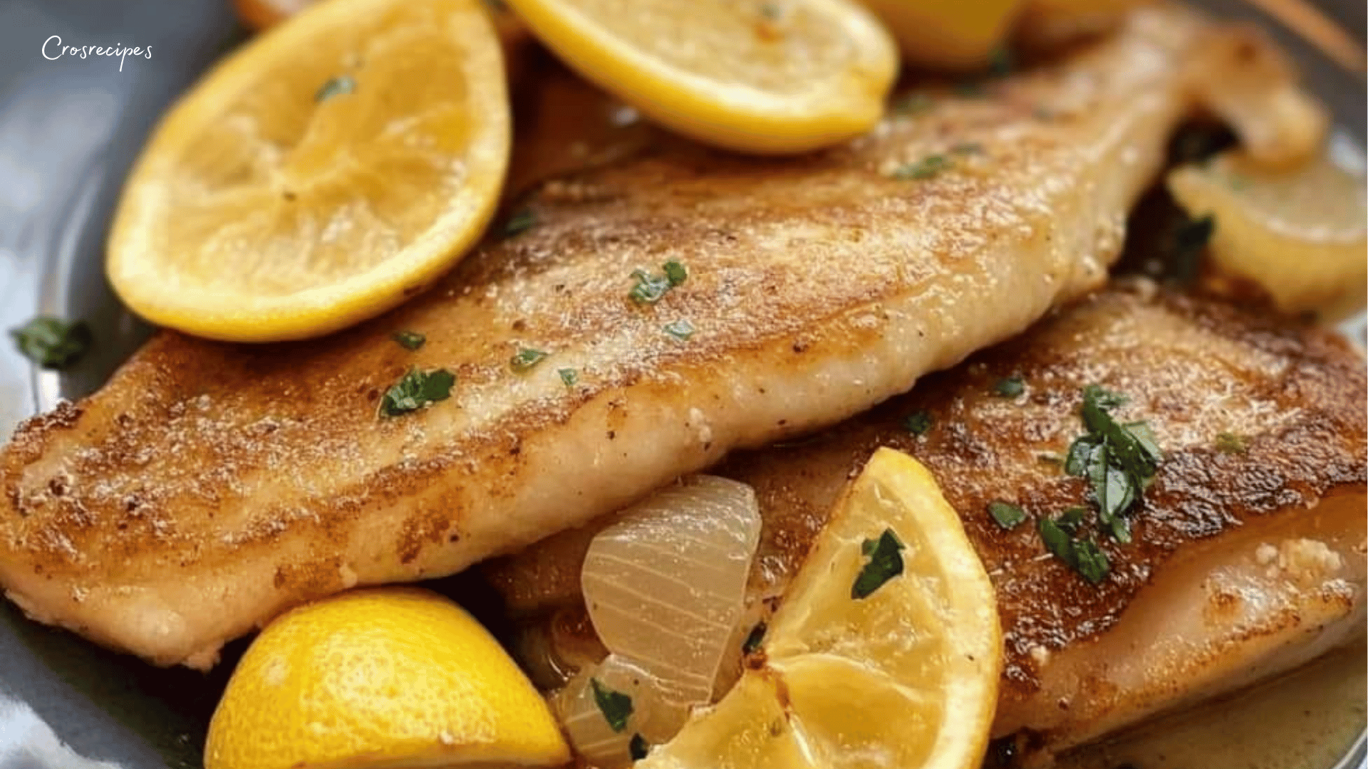 Sole meunière servie avec un beurre noisette au citron et du persil frais.