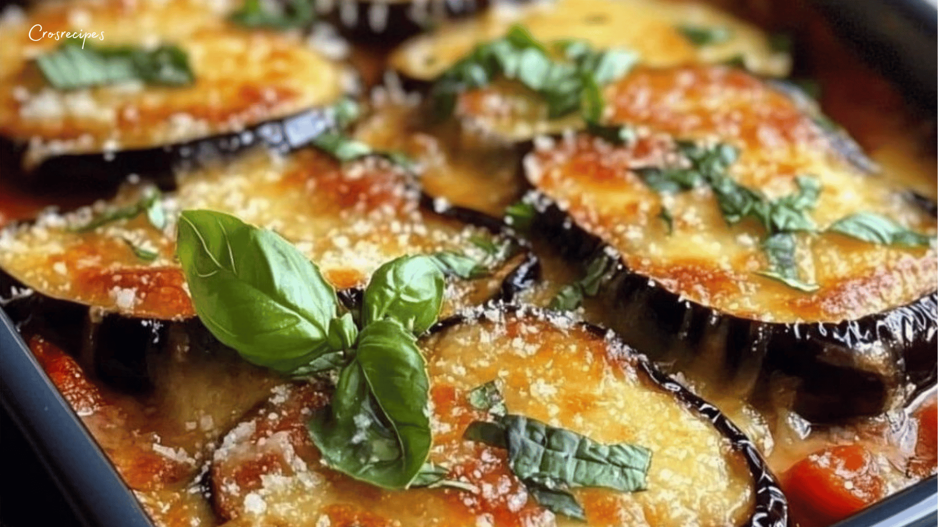 Gratin d’aubergines à la parmigiana, doré et fondant, servi dans un plat avec des feuilles de basilic frais.