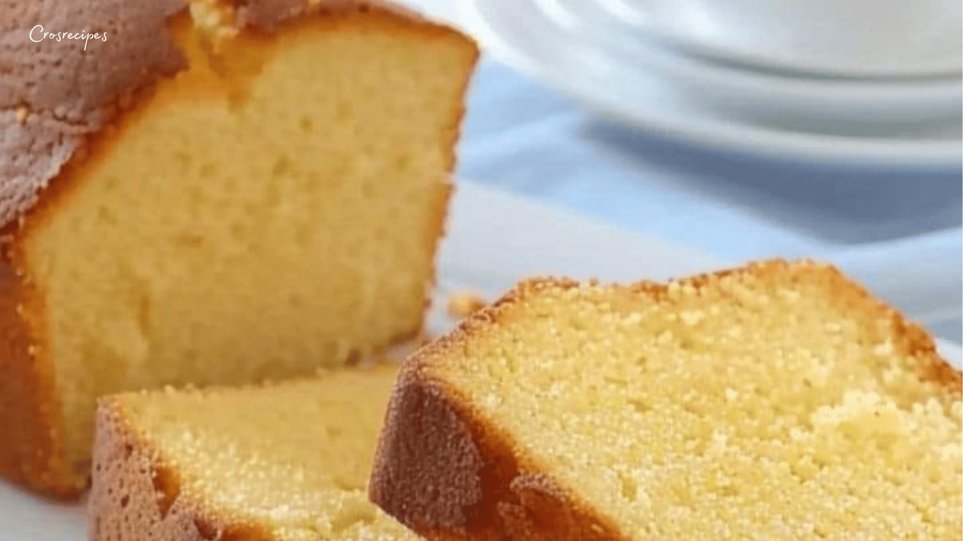 Gâteau quatre-quarts doré et moelleux, tranché et servi sur une assiette avec un thé.