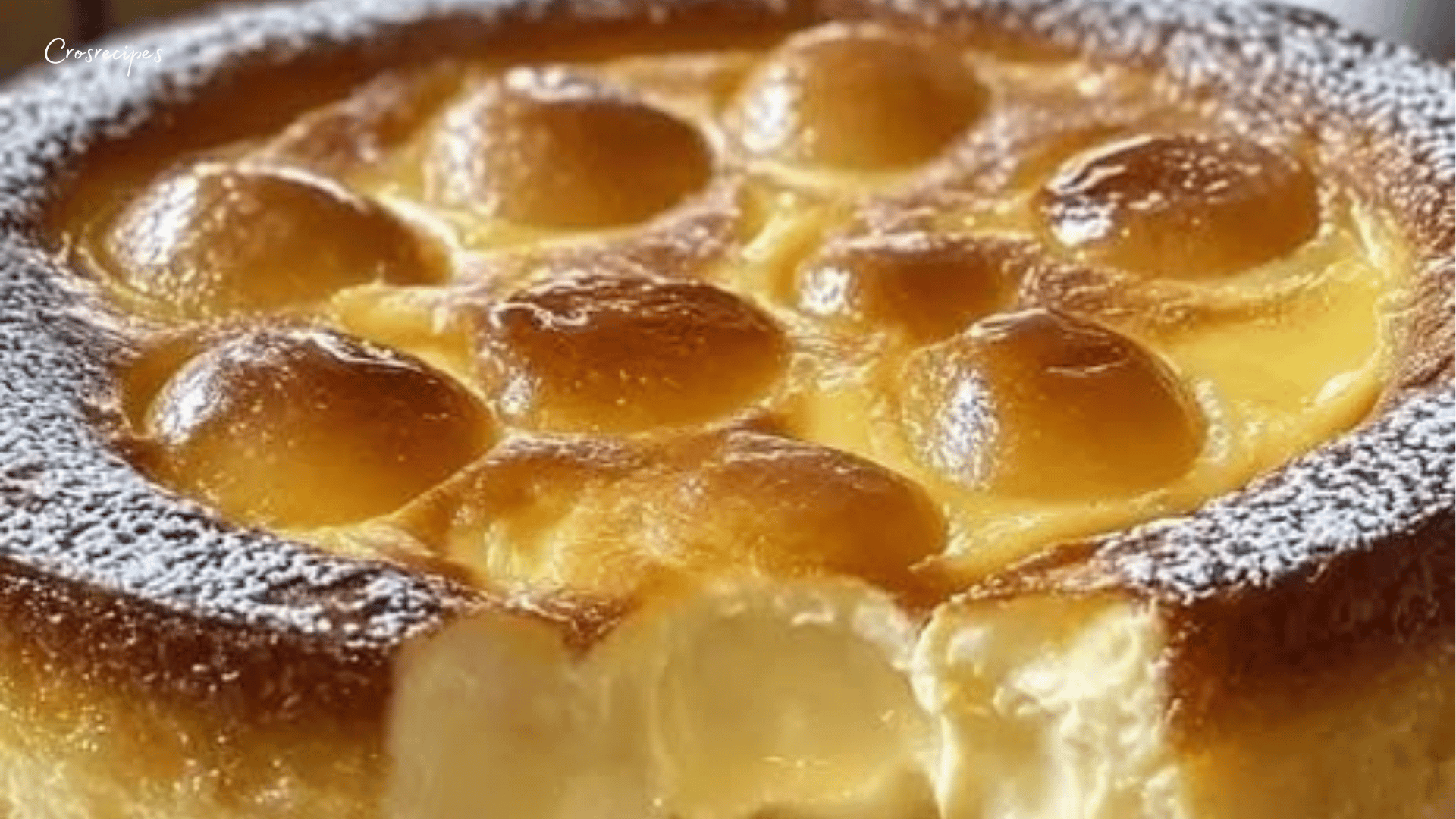 Gâteau crémeux au yaourt, doré et moelleux, présenté sur une assiette, avec une texture légère et fondante, idéal pour un goûter ou un dessert gourmand.