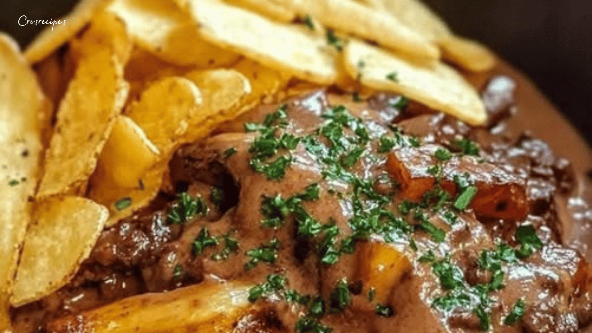 Assiette de carbonade flamande servie avec des frites dorées et croustillantes, nappée d’une sauce onctueuse à la bière et au pain d’épices.