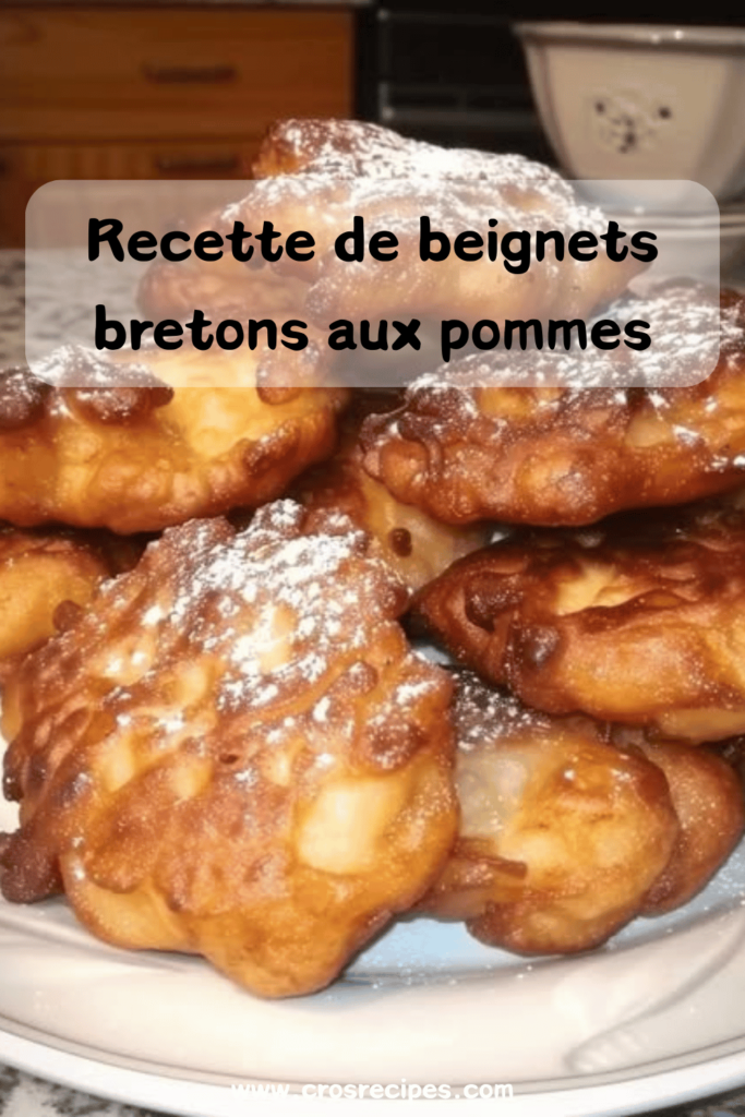 Beignets bretons aux pommes dorés et croustillants, saupoudrés de sucre glace, servis sur une assiette rustique.