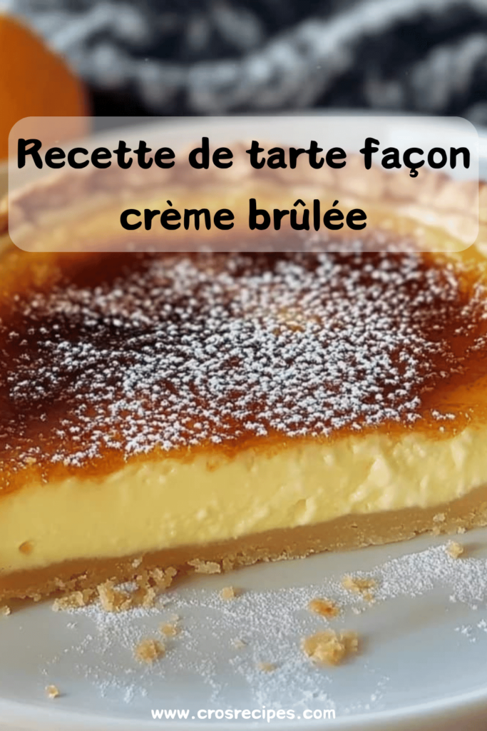 Une tarte façon crème brûlée avec une surface caramélisée dorée et brillante, servie sur une assiette avec des zestes d’orange en décoration.