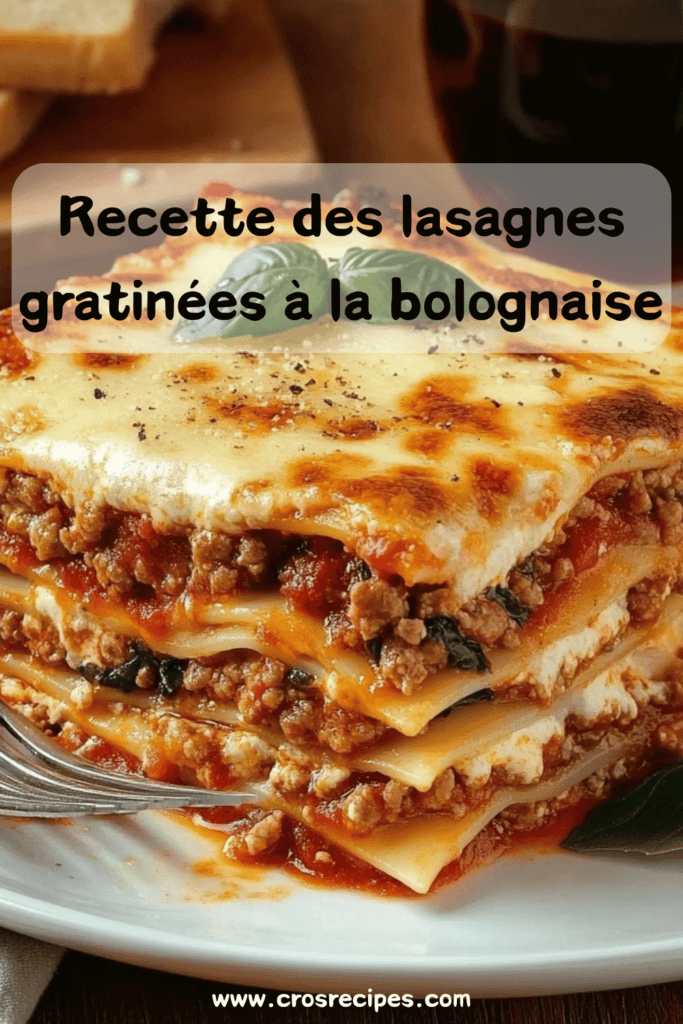 Plat de lasagnes gratinées à la bolognaise avec une croûte dorée et fondante, servi dans un plat à gratin.