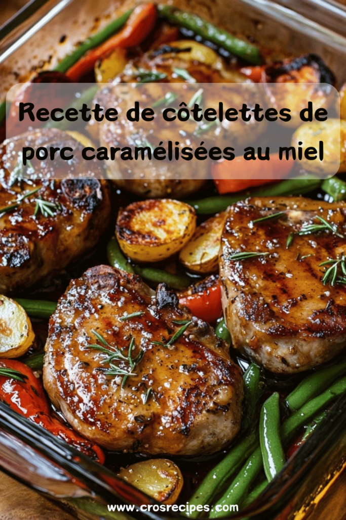 Côtelettes de porc caramélisées au miel et romarin, servies avec des pommes de terre grenailles, haricots verts et poivrons rôtis, garnies de romarin frais.