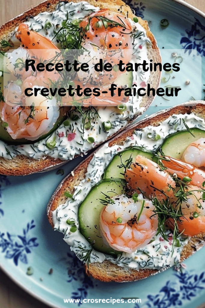 Tartines de pain de campagne garnies de fromage frais, concombres, crevettes et herbes fraîches, servies avec un filet de citron.