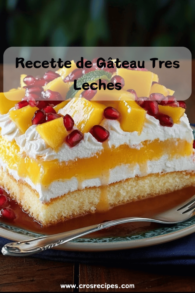 Gâteau Tres Leches aux fraises, garni de chantilly et de fraises fraîches, présenté sur une assiette blanche avec une cuillère en argent.