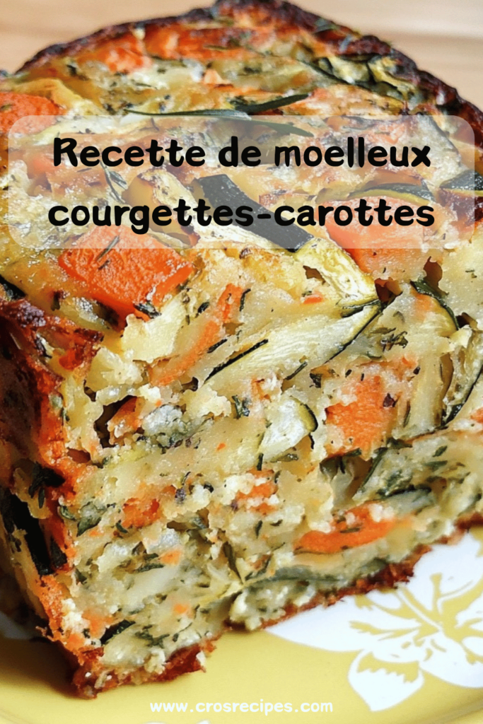 Moelleux courgettes-carottes coupé en tranches, servi sur une assiette avec des herbes fraîches.