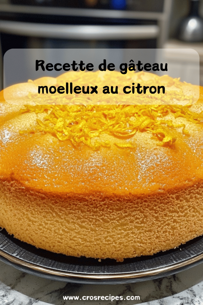 Gâteau moelleux au citron avec glaçage brillant et zestes de citron sur le dessus.