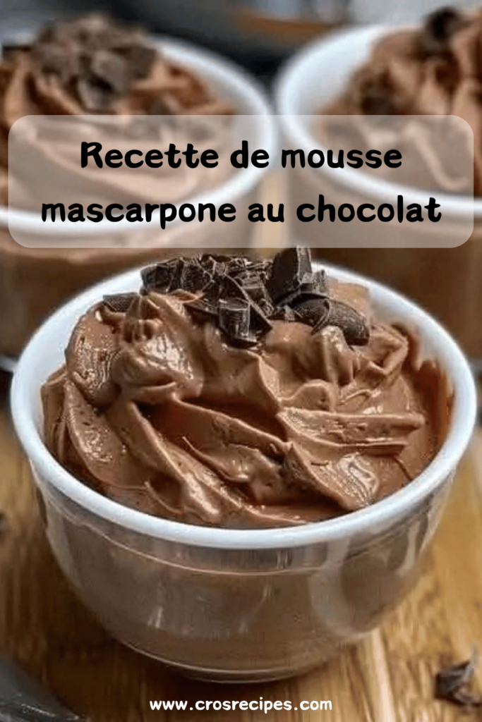 Mousse au chocolat onctueuse servie dans une verrine, saupoudrée de cacao en poudre, avec une texture mousseuse visible.