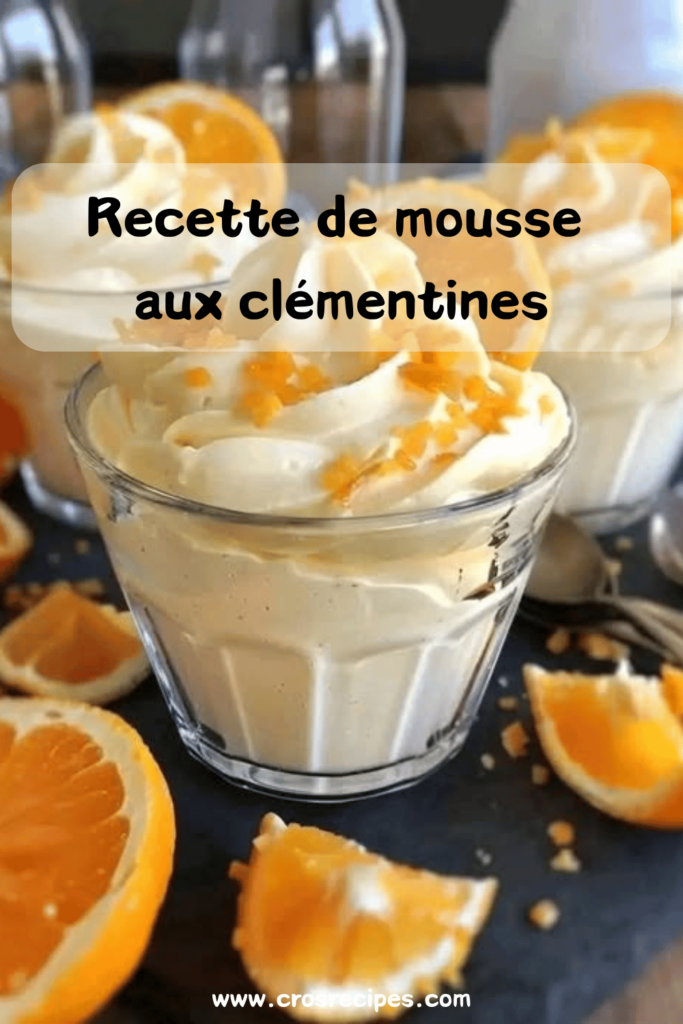 Mousse à la clémentine servie dans une verrine, garnie de zeste de clémentine et d'une légère couche de cacao.