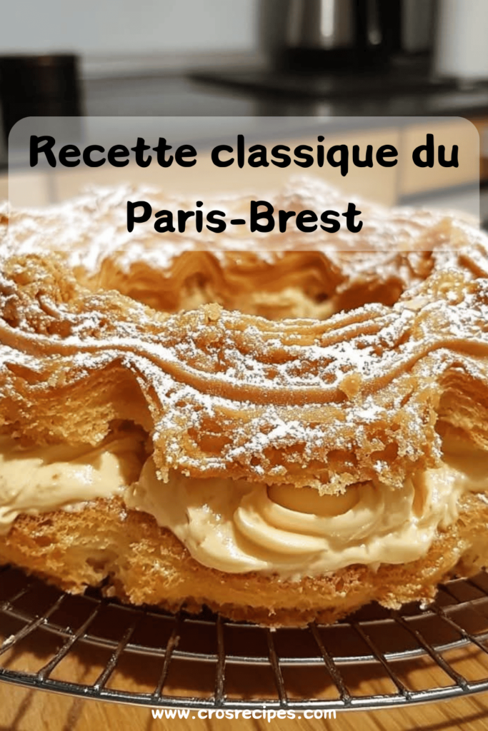 Paris-Brest doré, garni de crème au praliné, saupoudré de sucre glace avec des amandes effilées sur le dessus.