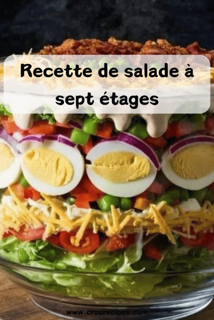 salade à sept étages servie dans un bol transparent avec bacon, œufs, fromage et légumes