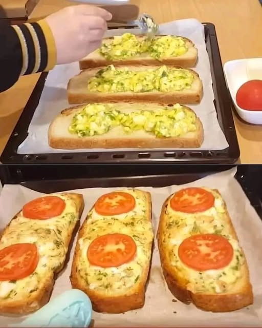 Tranches de pain garnies de fromage fondu, œufs battus et tomates rôties, dorées au four.