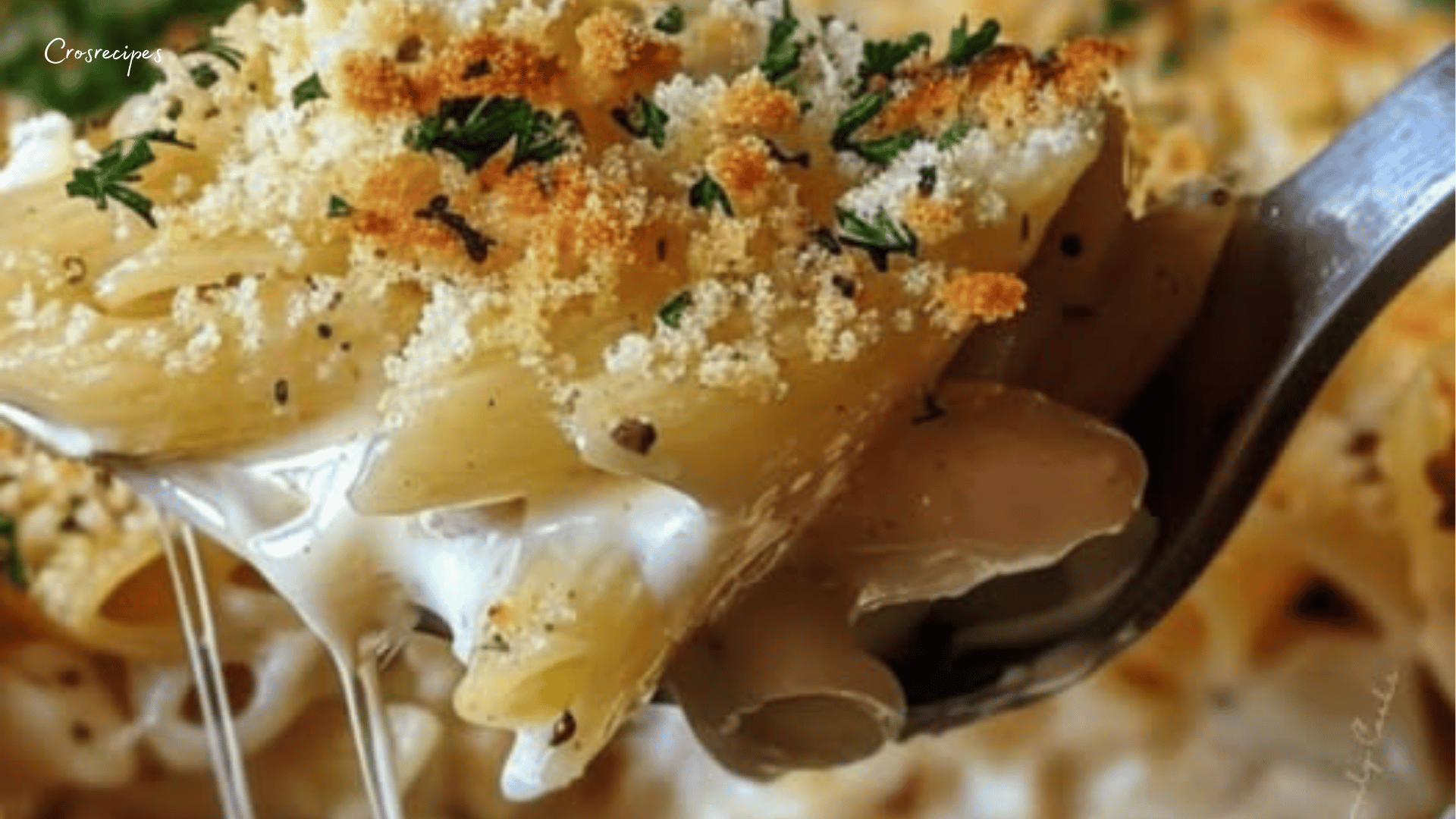Gratin de pâtes doré avec du poulet et une sauce béchamel crémeuse, servi dans un plat à gratin.