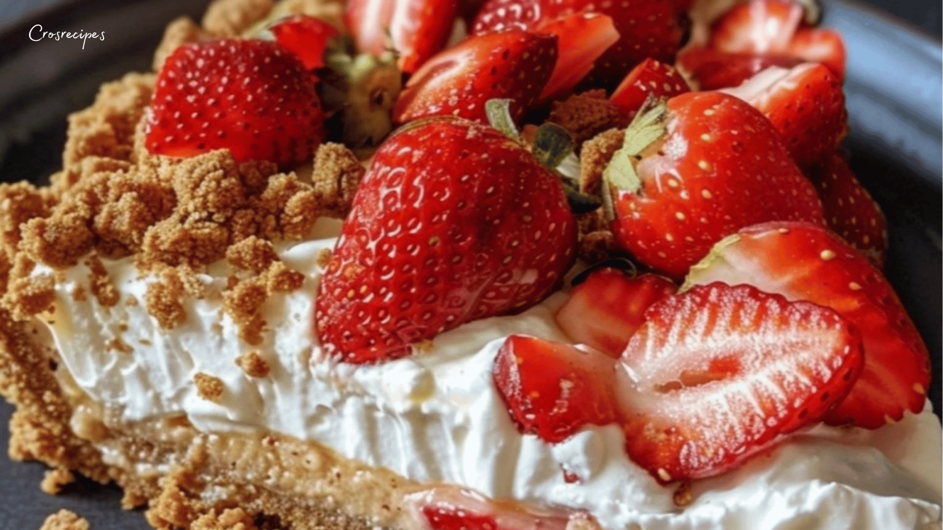 Tarte aux fraises et aux spéculoos sans cuisson, garnie de mascarpone et de zestes de citron.