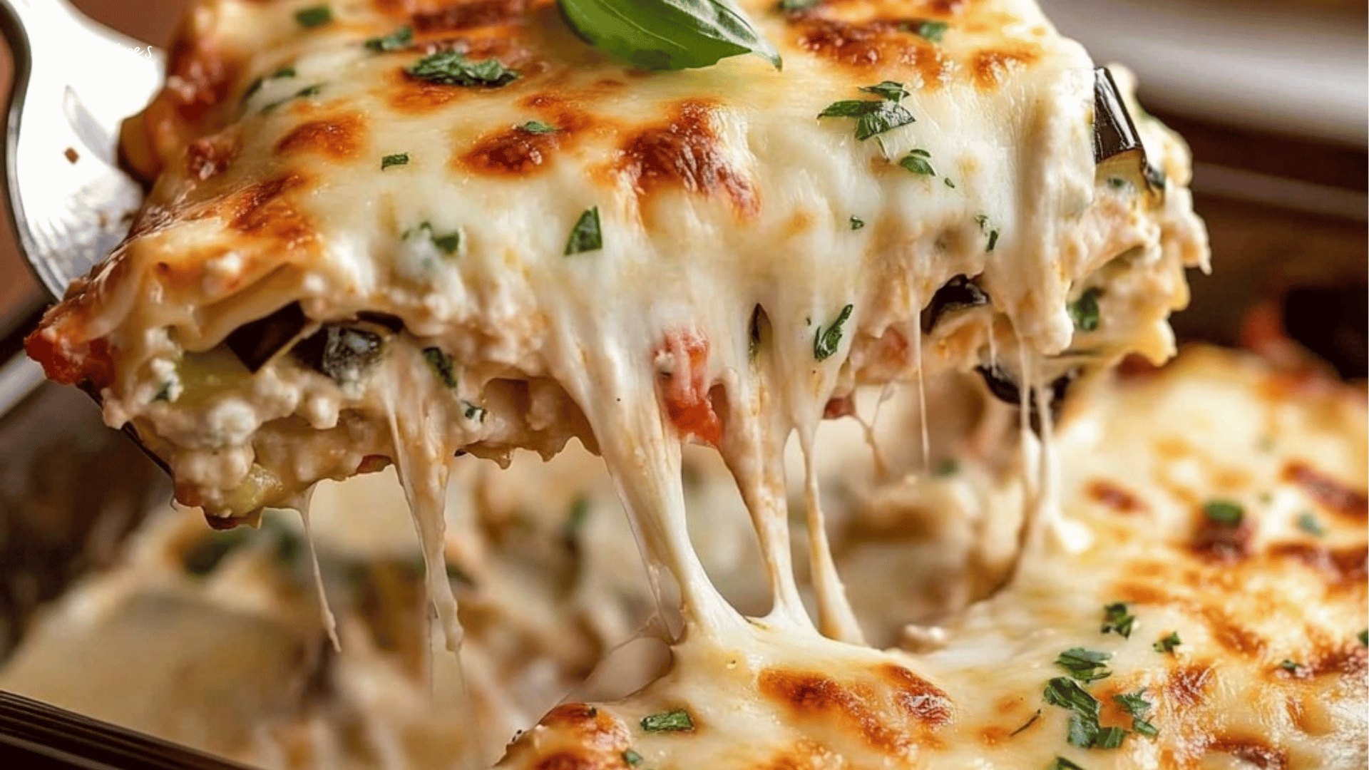 Plat de lasagnes aux fromages gratinées, avec une texture fondante et une croûte dorée et croustillante.