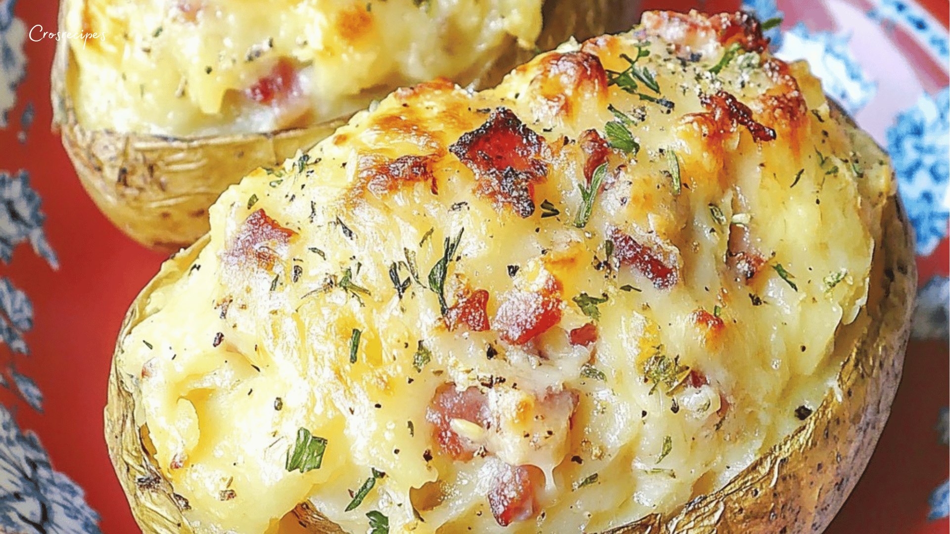Pommes de terre farcies au bacon et fromage, gratinées au four, servies avec une touche de persil frais.