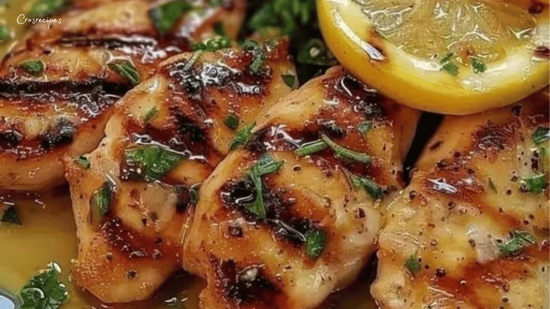 Coquilles Saint-Jacques grillées servies avec une sauce au citron, garnies de persil frais dans une assiette blanche.