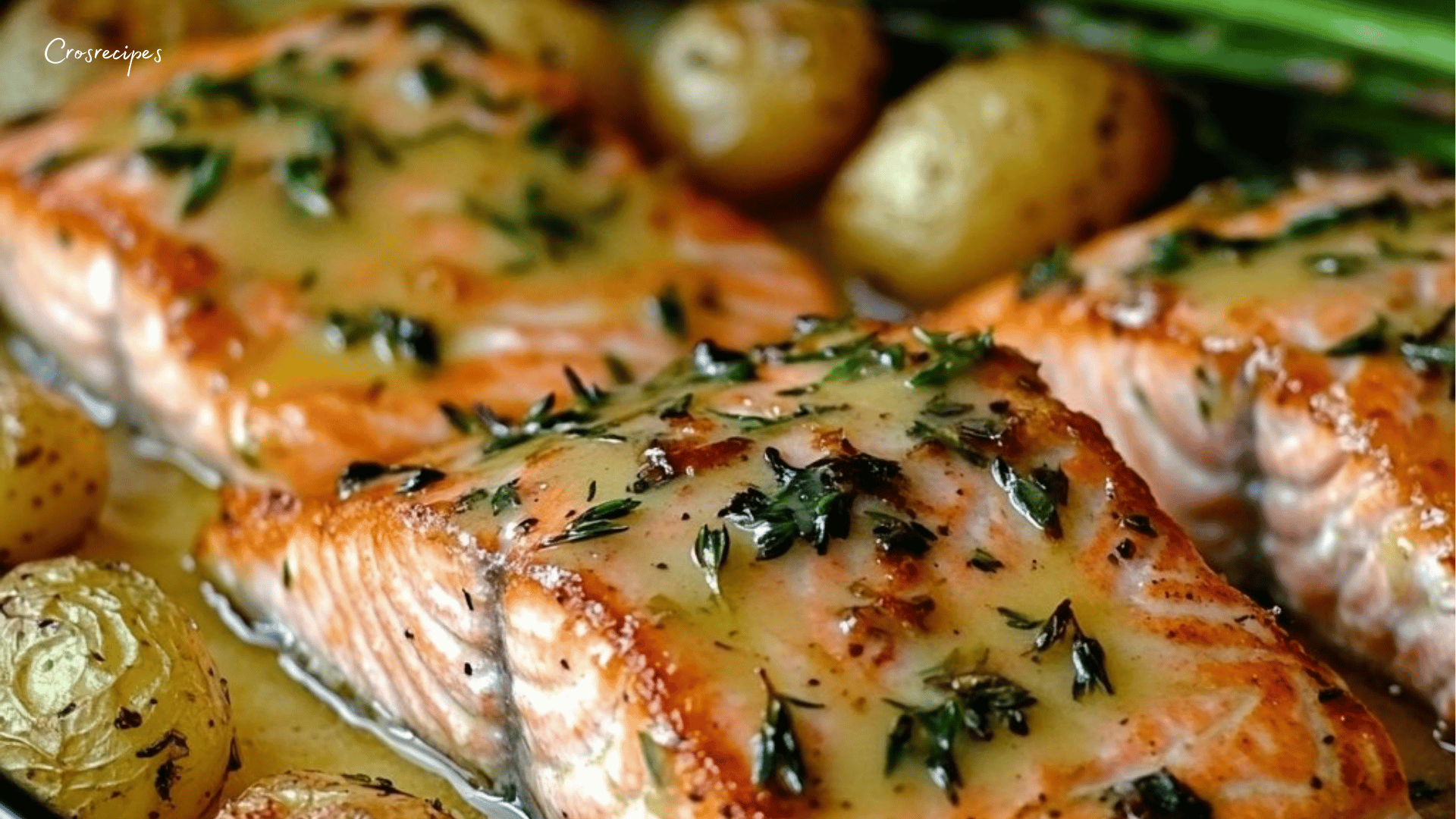 Saumon rôti au miel et thym, accompagné de pommes de terre dorées et d'asperges croquantes, servi avec un filet de citron et une garniture de thym frais.