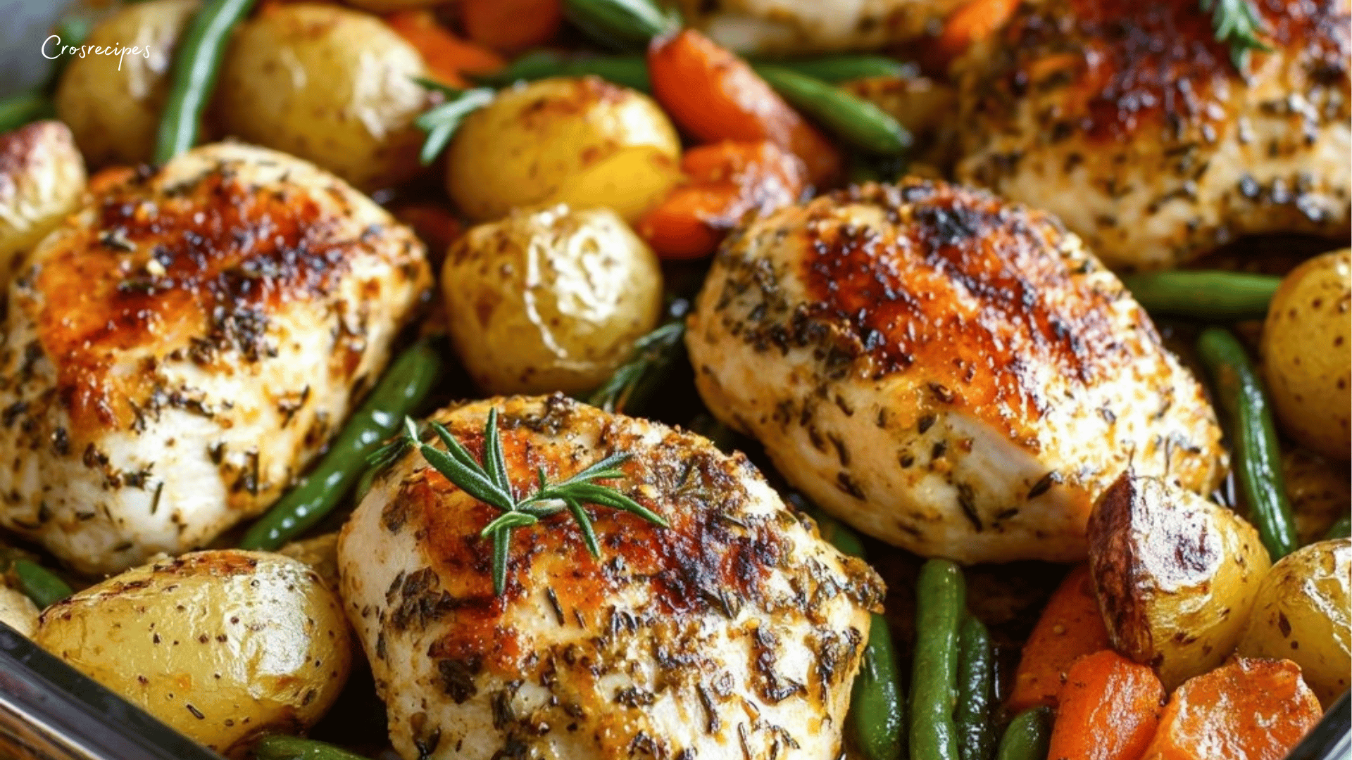 Poulet rôti aux herbes avec pommes de terre, carottes et haricots verts, servi dans un plat rustique avec des brins de romarin.