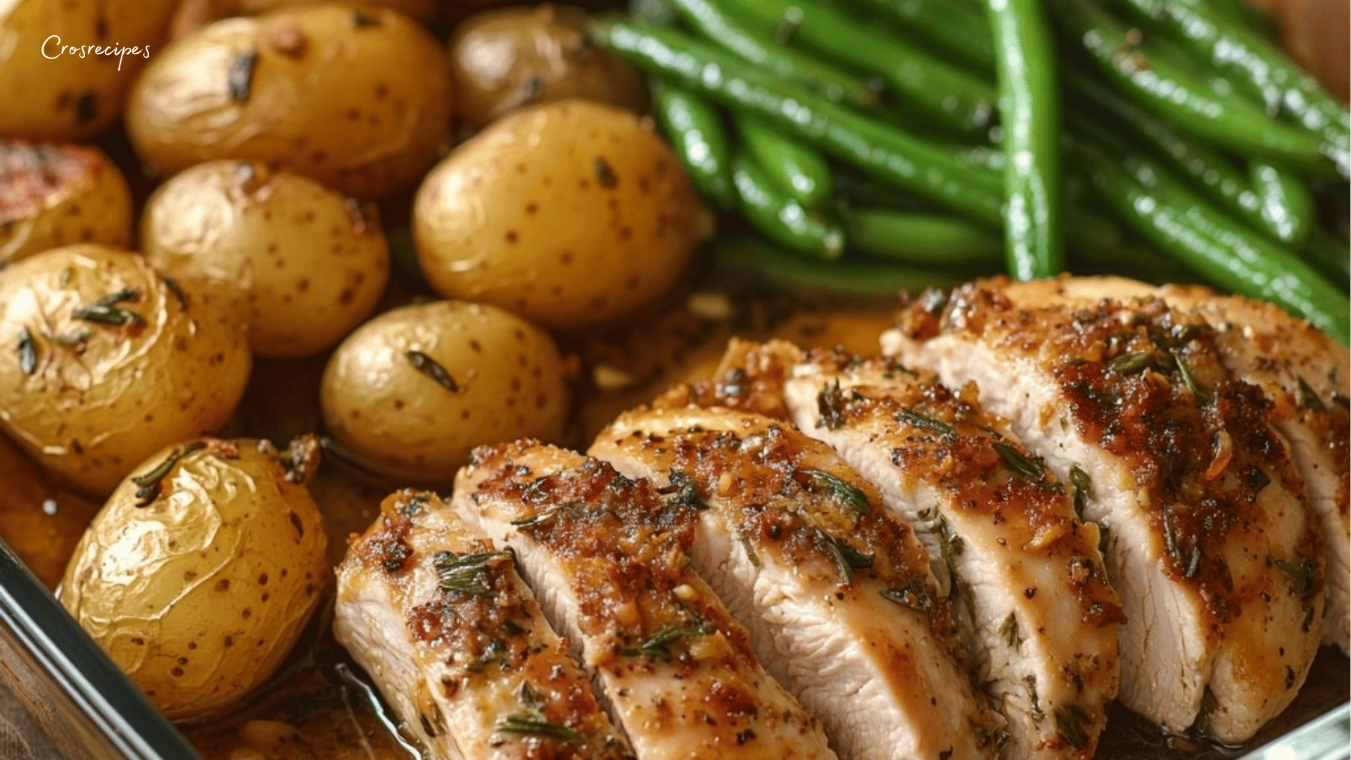 Poulet rôti doré avec pommes de terre fondantes et haricots verts croquants, servi avec une garniture de thym frais.