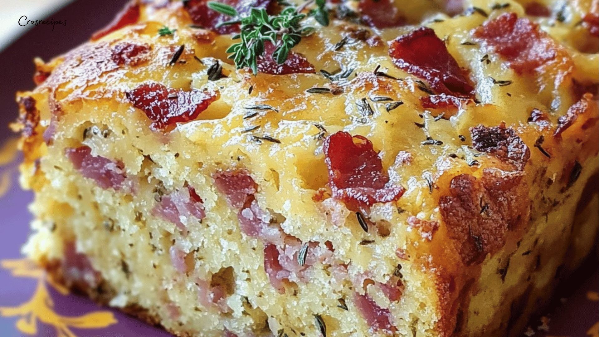 Moelleux aux lardons et au thym doré, avec une texture fondante à l'intérieur et une croûte gratinée.