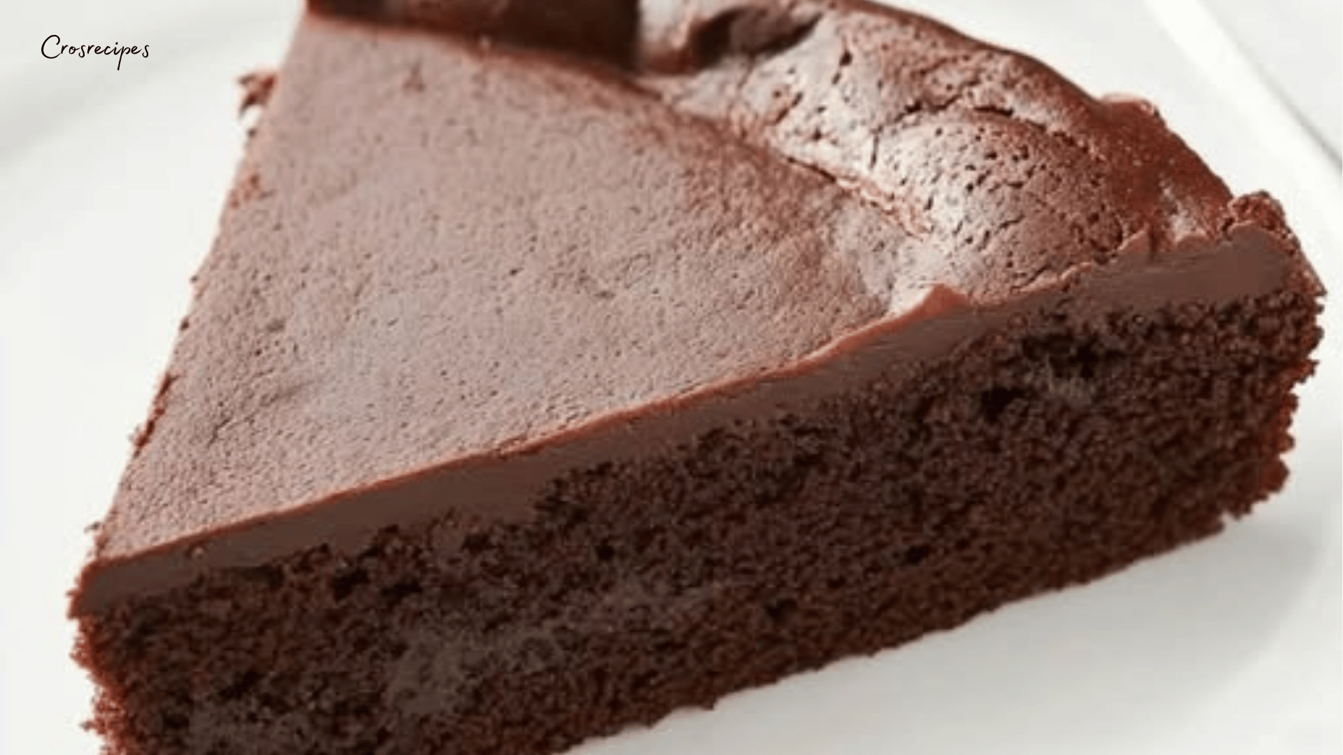 Gâteau au yaourt et au chocolat, coupé en parts, avec une texture moelleuse et une surface brillante.