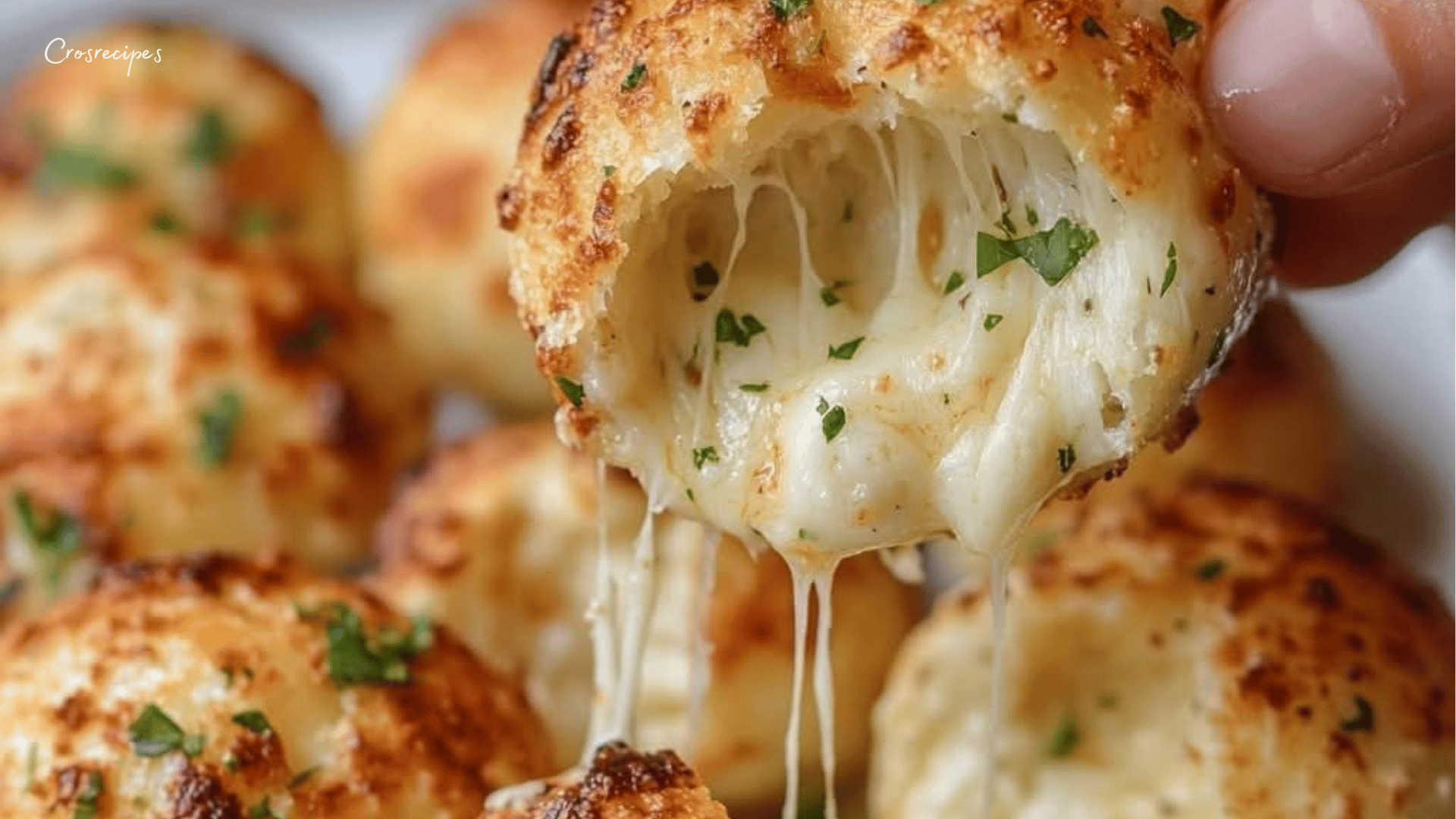 Bombes dorées et croustillantes, garnies de fromage fondant, saupoudrées de parmesan et de persil frais.